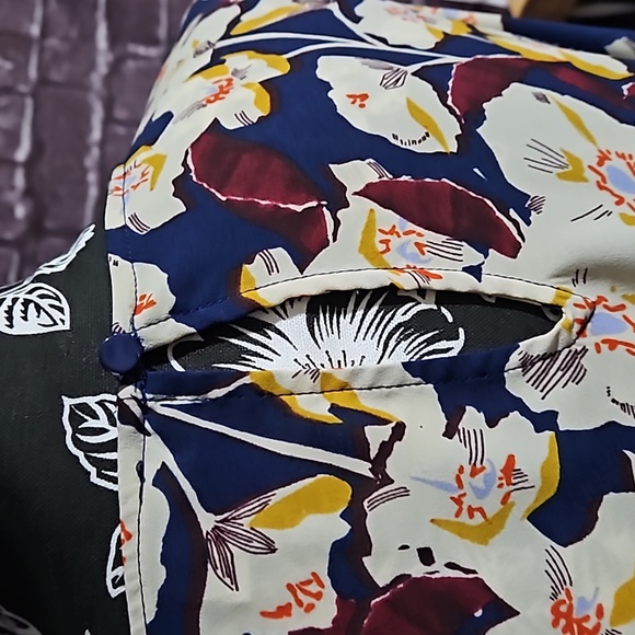 Rose + Olive Floral Short Sleeve Top size medium - Picture 6 of 8